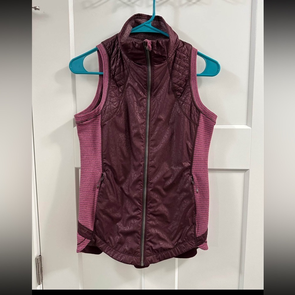 LLπ Lululemon Rebel Runner Vest
Petal Camo Embossed Bordeaux Drama Size 6